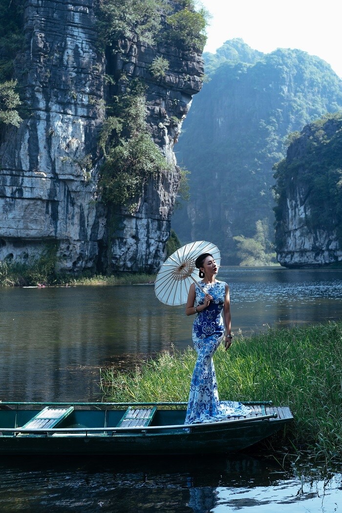 Từng trải qua một thời gian vì yêu mà hạn chế sự nghiệp, Văn Mai Hương thời gian qua tích cực hoạt động sôi nổi