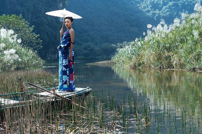 Cuối năm 2021, hình ảnh của giọng ca "Hương" từng được xuất hiện trên Billboard đặt giữa Quảng trường Thời đại (Times Square) ở New York, Mỹ