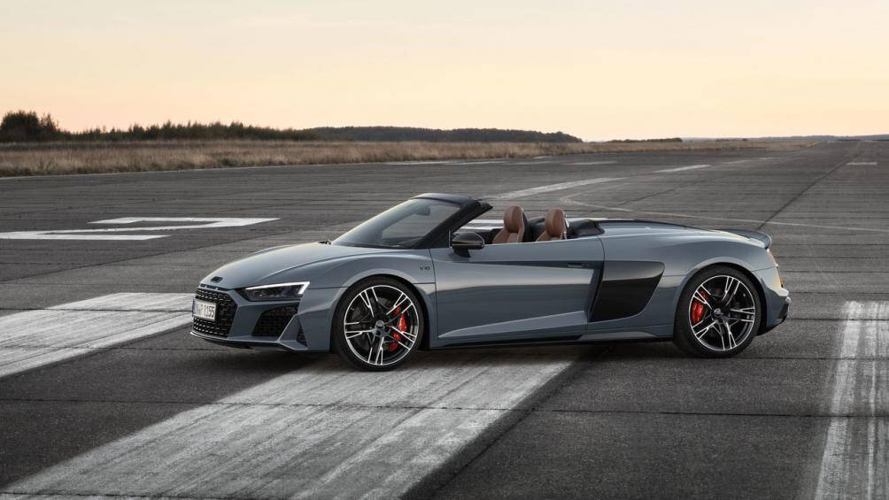 Hiện đây là chiếc siêu xe Audi R8 bản nâng cấp giữa vòng đời thứ 2 về Việt Nam nhưng lại là chiếc xe đầu tiên thuộc phiên bản mui trần