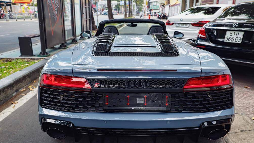 Audi R8 V10 Spyder 2021 về Việt Nam thuộc phiên bản cao nhất (Performance) nên sẽ có thêm nhiều tùy chọn carbon, mâm và ống xả