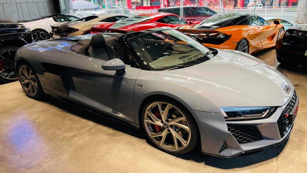 Xe có ngoại thất màu xám Kemora đi kèm nhiều tùy chọn carbon đắt đỏ. Hiện chưa rõ chiếc siêu xe mui trần Audi R8 V10 Spyder 2021 có chủ nhân hay chưa