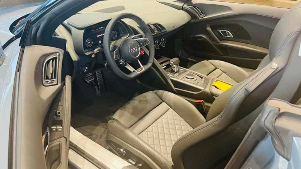 Bên trong khoang lái siêu xe mui trần Audi R8 V10 Spyder 2021 có nội thất bọc da màu tối cùng các chi tiết carbon