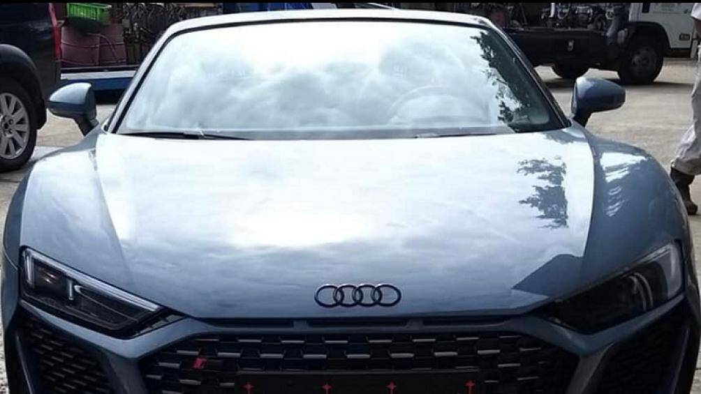 Giá xe Audi R8 V10 Spyder 2021 đầu tiên về Việt Nam không được tiết lộ, chỉ biết xe được nhập từ Đức có mức giá từ 250.870 Euro (tương đương 6,8 tỷ đồng)