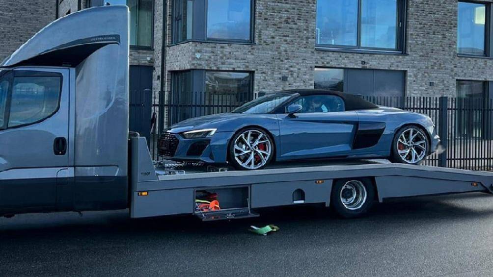 Một người chuyên nhập khẩu siêu xe về Việt Nam vừa chia sẻ về việc mang siêu xe mui trần Audi R8 V10 Spyder 2021 đầu tiên về nước