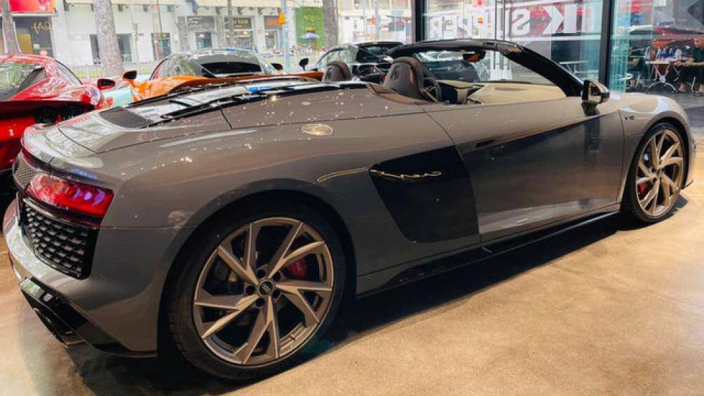 Audi R8 V10 Spyder 2021 có sự thay đổi ở thiết kế đèn pha, lưới tản nhiệt, đèn hậu, khuếch tán gió và cuối cùng là bộ mâm 5 chấu kép