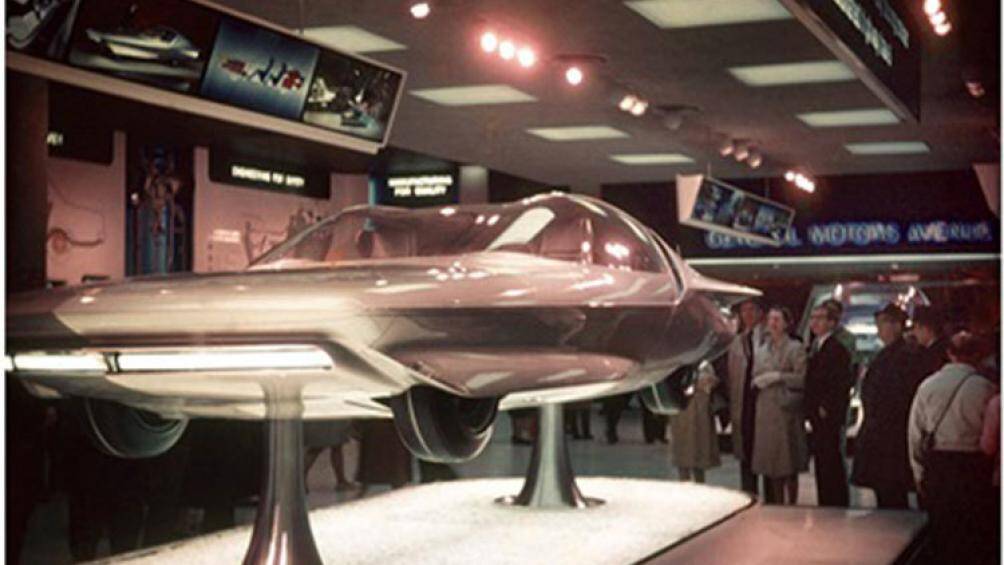 Đường gân quanh thân xe ngày càng trở nên rộng hơn về phía sau, đến mức nó tạo thành một bộ phận giống như cánh kéo dài ra ngoài tấm ốp mặt sau