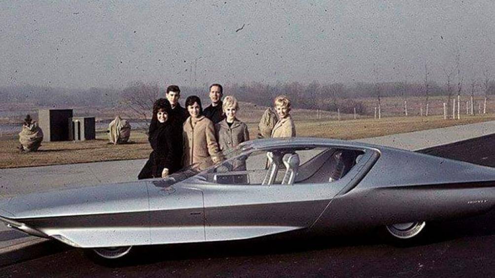 Tương tự như vậy, các bánh xe phía trước cũng được che phủ một phần bởi các cánh kéo dài từ tấm ốp mặt trước cho tới tận cánh cửa