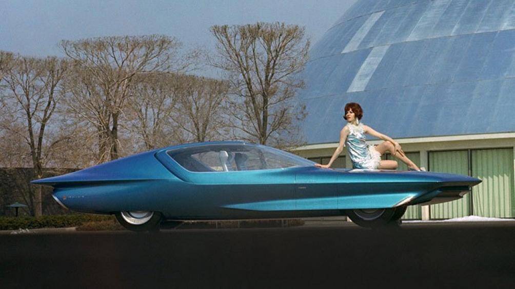 Phần nóc buồng lái với kính bao quanh và phần chính giữa được tạo hình kỹ càng. Nóc xe có thể trượt về phía trước và lên trên để mở chốt cửa