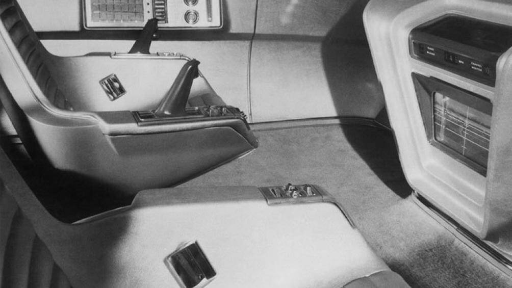 Trên hết, mẫu concept này giống như một phòng khách có bánh xe với nội thất bên trong có đầy đủ tủ lạnh kéo ra, bàn gấp, và thậm chí là TV