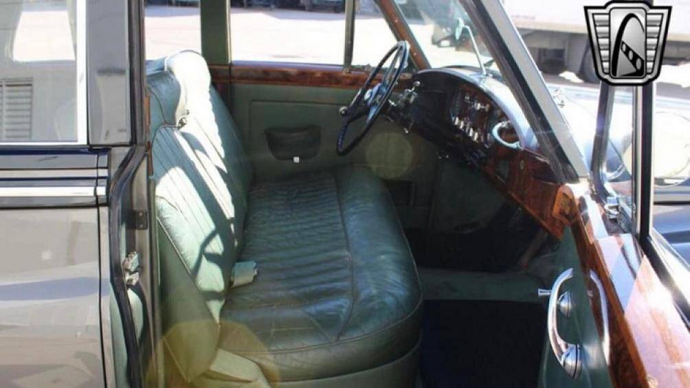 Người nhập khẩu chiếc xe cổ siêu sang này cho biết, xe phải làm lại nội thất với phần da đã bong tróc sau thời gian dài có mặt trên thị trường