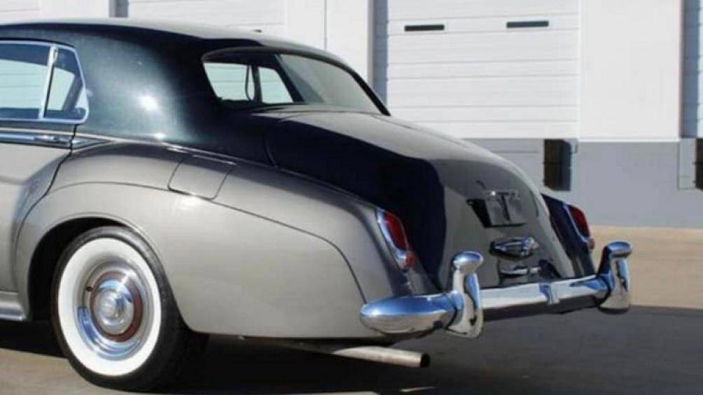 Rolls-Royce Silver Cloud đời 1956 có thể tăng tốc từ vị trí xuất phát lên 97 km/h chỉ trong khoảng thời gian 13,5 giây trước khi đạt vận tốc tối đa 166 km/h