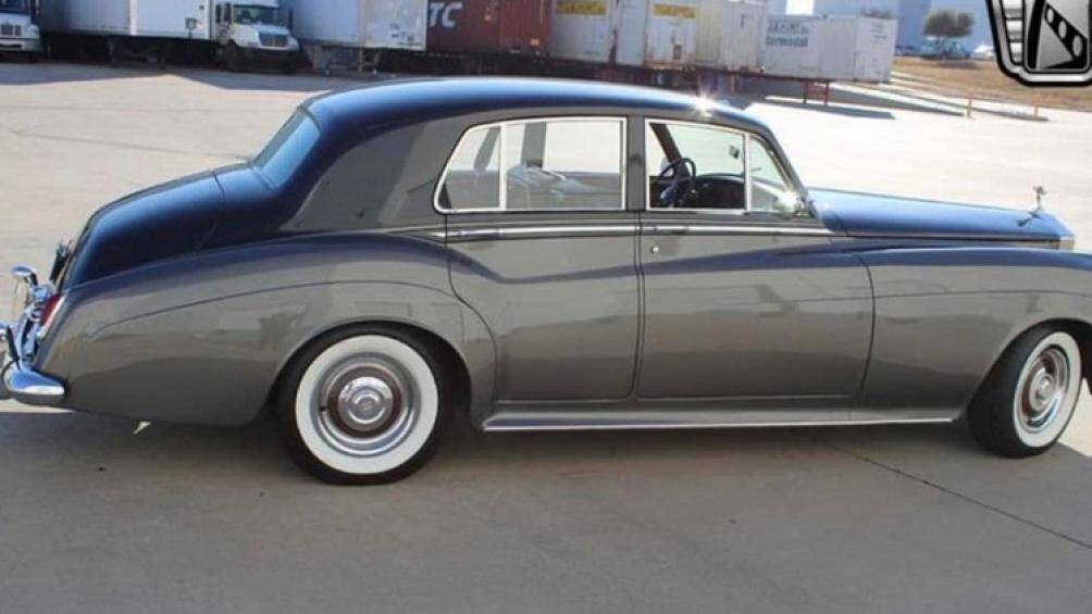 Xe đã lăn bánh gần 10.000 km, tức mỗi năm chạy không quá quãng đường dài 152 km. Giá xe Rolls-Royce Silver Cloud 1956 này được tiết lộ sẽ dưới 4,5 tỷ đồng
