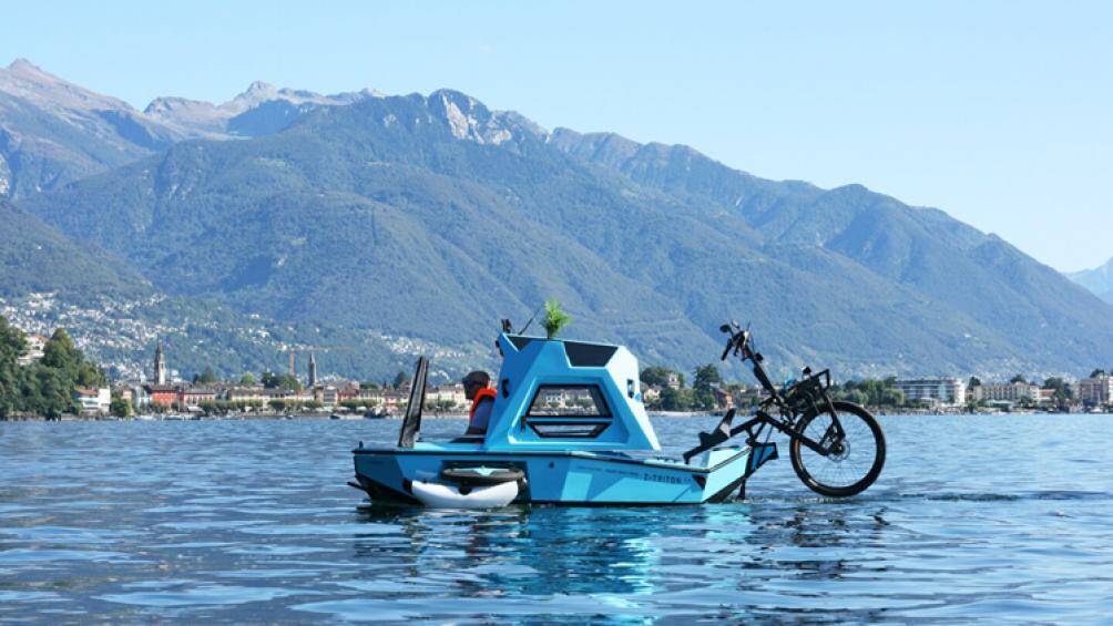 Nó có thể chỗ ngồi và chỗ ngủ cho 2 người, với khoang cắm trại được trang bị bàn bếp gấp, và không gian cho hành lý của bạn ở phía trước