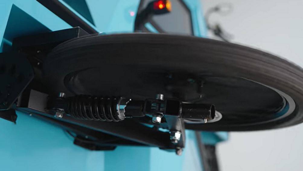 Mẫu xe lai tạo độc đáo của nhà thiết kế Latvia được trang bị một mô tơ thuyền điện với hệ thống lái từ cabin và một mô tơ hỗ trợ xe đạp điện