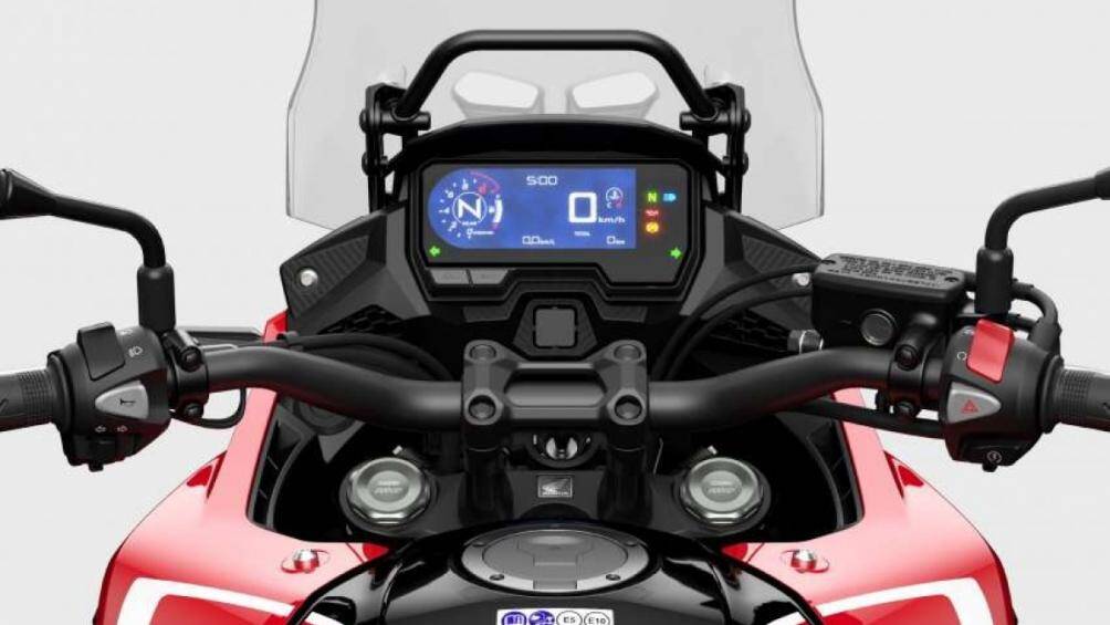 Honda CB500X 2022 có 3 màu tùy chọn gồm màu Đỏ, Đen kim loại và Xanh lá cây. Còn CBR500R chỉ có một lựa chọn màu duy nhất là màu Đỏ