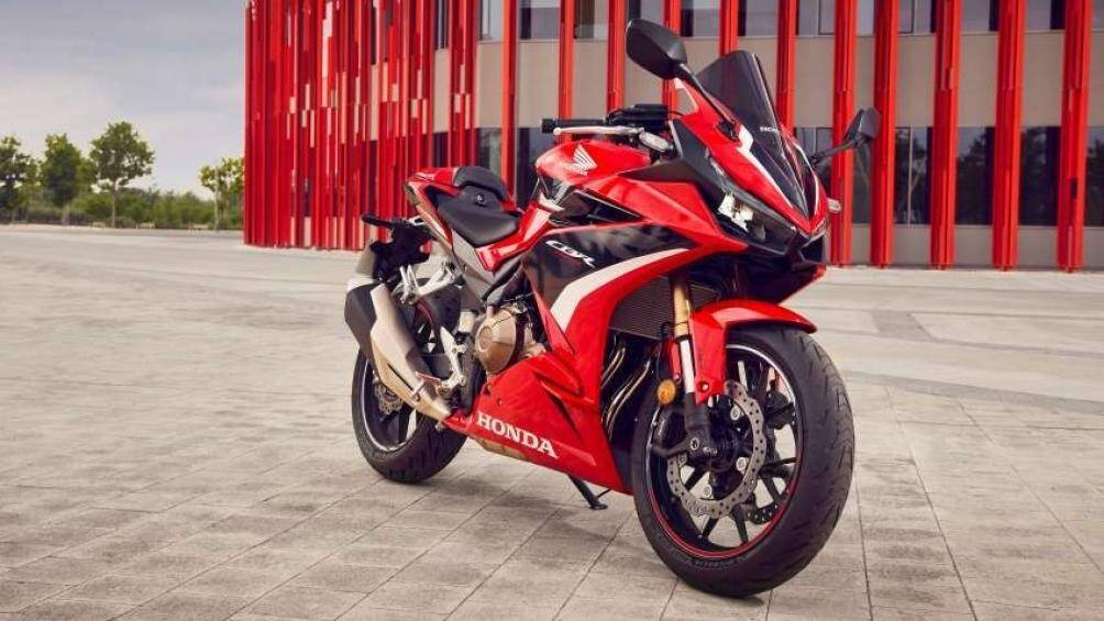 Trong khi đó CBR500R có vành bánh cỡ 17-inch với lốp trước và sau lần lượt là 120/70 và 160/60 ZR
