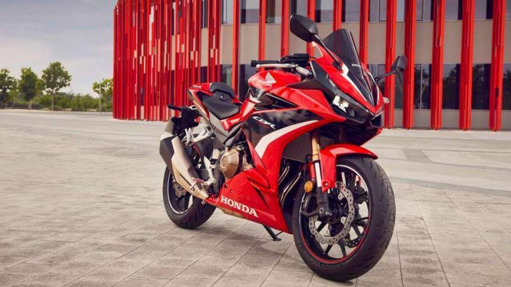 Cả 2 mẫu mô tô đều nhận được cập nhật trang bị bộ phuộc hành trình ngược Showa Separate Function-Big Piston (SSF-BP), đường kính 41 mm