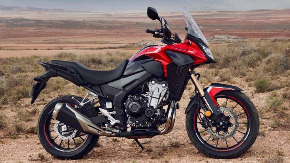 Trong khi giảm xóc sau là bộ giảm xóc đơn với 5 nấc tùy chỉnh tải trước, hệ thống chiếu sáng trên xe đều bằng bóng LED