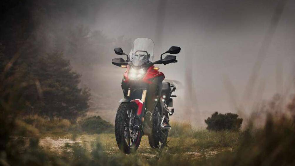 Trọng lượng của CBR500R là 192 kg, còn CB500X là 199 kg. Xe có cánh tay trục mới, nhẹ hơn, cải thiện tốt khả năng điều khiển