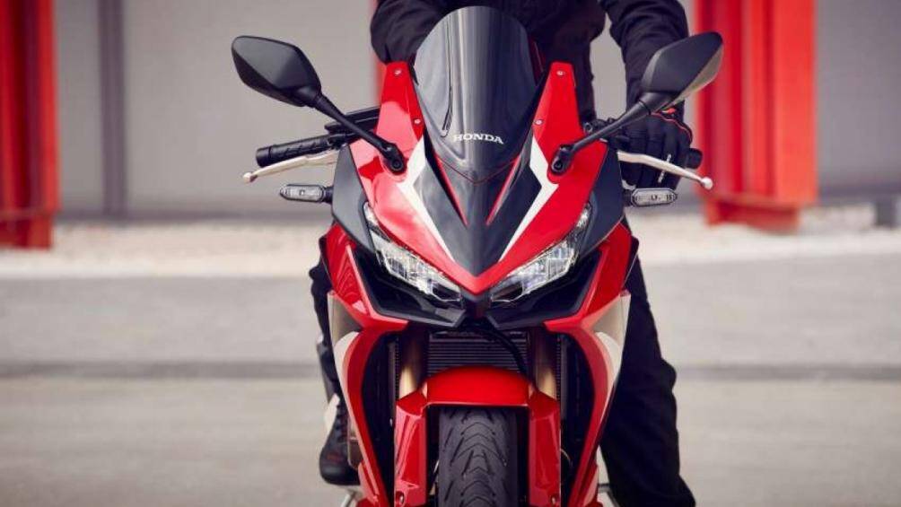 Chiều cao yên ngồi của CBR500R là 785 mm, còn CB500X là 830 mm