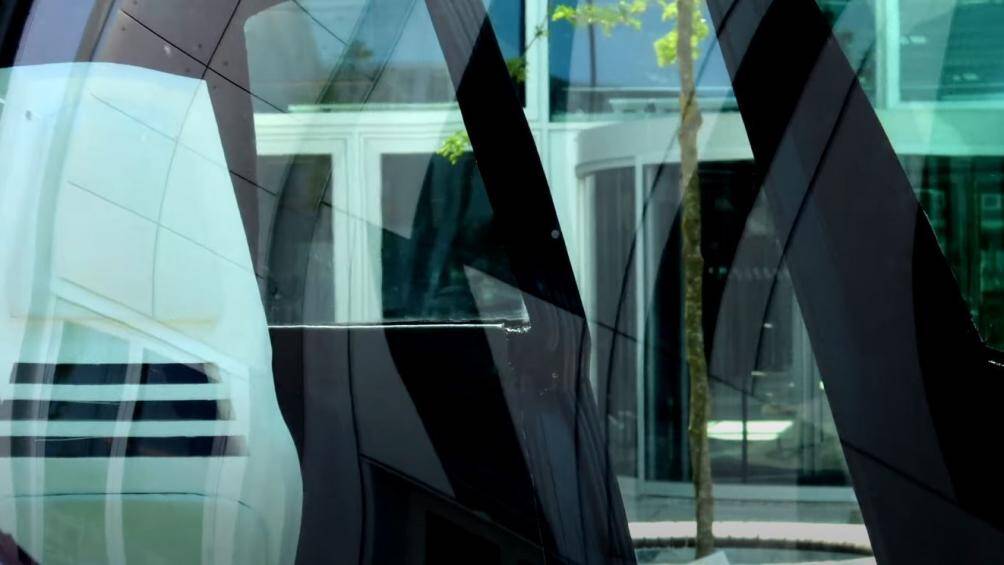 Xe được chế tạo với các bộ phận in 3D, thân vỏ bằng nhôm và sợi carbon, thanh chống va chạm bên cửa, phanh đĩa trên cả 4 bánh và khung xe bằng thép carbon