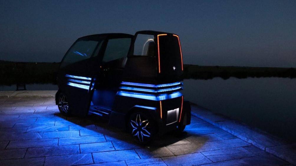 Khi chở một hành khách, iEV Z di chuyển ở chế độ nhỏ gọn, dài 145 cm. Nó có thể mở thân vỏ kiểu rô bốt đến 235 cm, cho phép người thứ hai ngồi ở phía sau