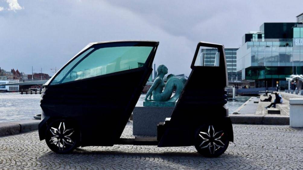 Nội thất xe hiện đại và được thiết kế để tạo sự thoải mái với 2 chỗ ngồi, một màn hình 12 inch, các camera cùng các nút cảm ứng LED