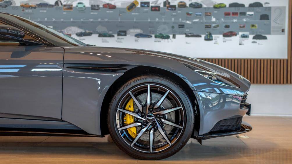 Chiếc Aston Martin DB11 trang bị bộ mâm 10, đi cùng với cùm phanh sơn màu vàng tạo điểm nhấn cho phần thân xe