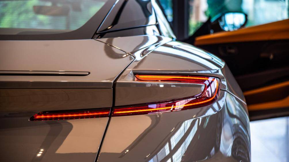 Các công nghệ hỗ trợ an toàn trên DB11 V8 Coupe bao gồm: cân bằng điện tử DSC, hỗ trợ phanh khẩn cấp EBA, hỗ trợ phanh thủy lực HBA, phanh điện tử EBD...