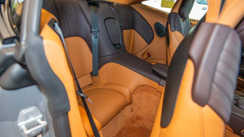 Aston Martin DB11 phong cách GT 2+2 cung cấp không gian cho 4 người ngồi. Hàng ghế trước được trang bị chức năng sưởi và thông gió