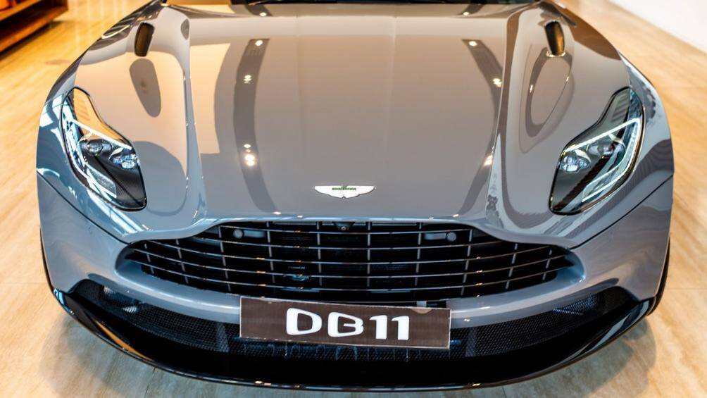 Cản trước đặc trưng của Aston Martin với lưới tản nhiệt nan ngang cỡ lớn, nắp ca-pô của xe có kiểu vỏ sò thú vị