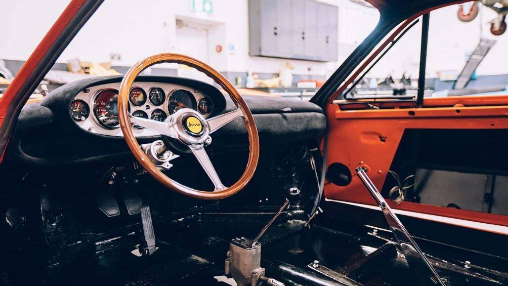 Bell Sport and Classic đã dành trọn hai ngày để đánh bóng lớp vỏ nhôm được sử dụng cho phần gương ở trong nội thất
