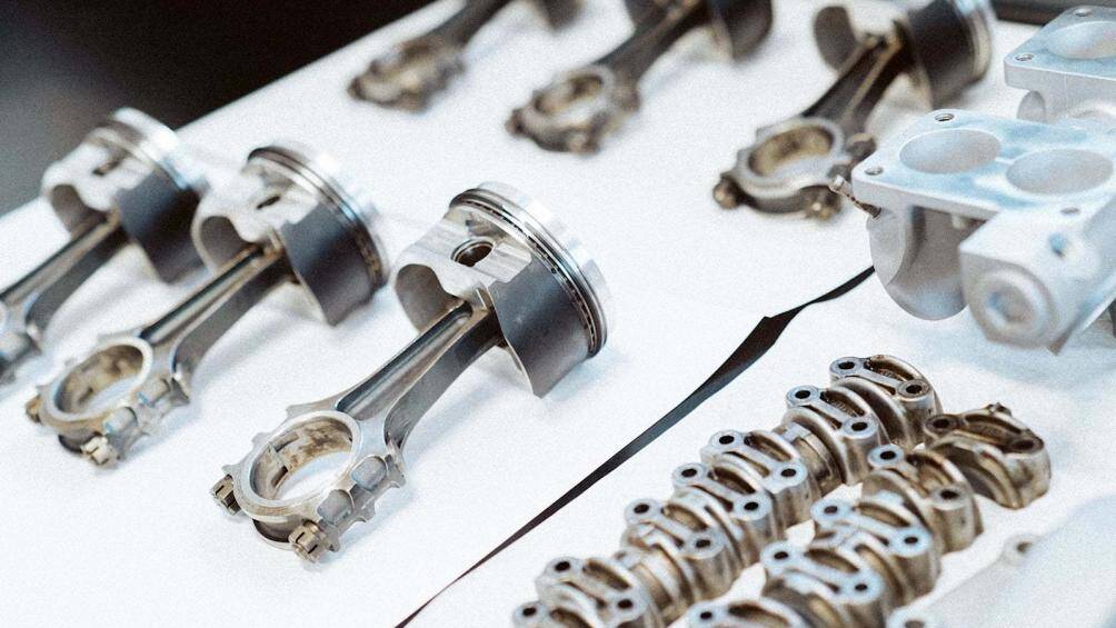 Đội ngũ phục chế đã tháo bỏ hoàn toàn các tấm nhôm, cửa ra vào, kính và các bộ phận cơ khí trên xe