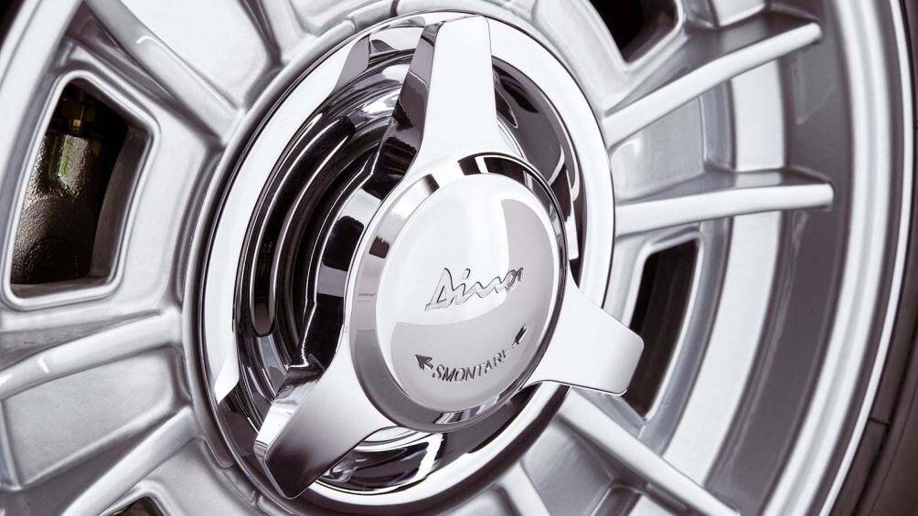 Phần hốc gió của xe bị lệch với vè ốp thân xe, hơn nữa chiều cao của vòm bánh xe không cân đối
