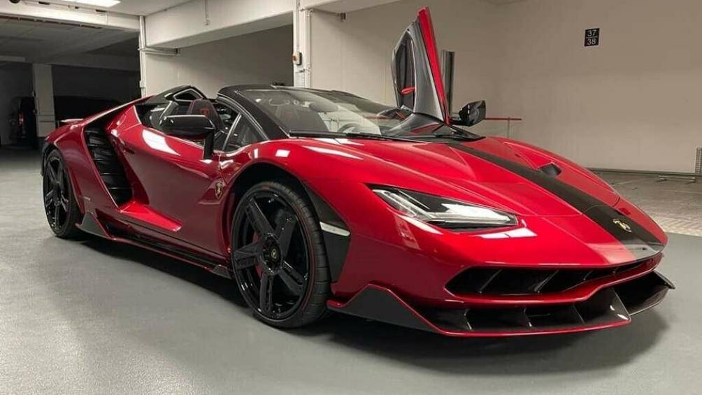 Lamborghini Centenario Roadster là chiếc siêu xe chỉ được sản xuất 20 chiếc trên toàn thế giới. Một trong số những chiếc xe đó vừa về tay một đại gia Việt