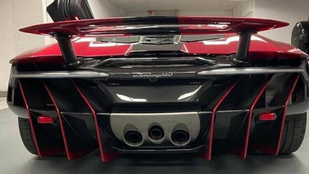 Siêu xe Lamborghini Centenario Roadster màu đỏ Rosso Efesto này chỉ mới đi được quãng đường dài 68 km