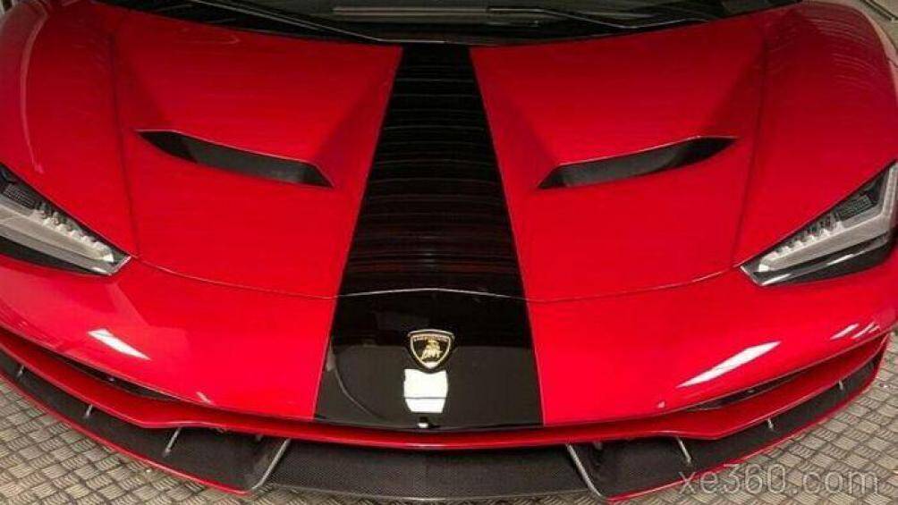 Chiếc Lamborghini Centenario Roadster được chào hàng đại gia Việt có nắp capo được thiết kế đường sọc đen