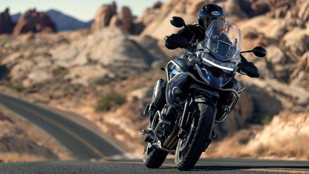 Các trang bị cao cấp được sử dụng trên Tiger 1200 bao gồm phanh Brembo Stylema và hệ thống treo bán chủ động Showa củng với bảng đồng hồ TFT-LCD 7 inch