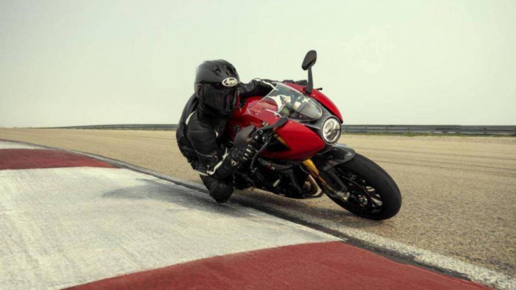 Cuối cùng là chiếc mô tô mới năm 2022 của Triumph Malaysia là Speed Triple RR với tay lái clip-on