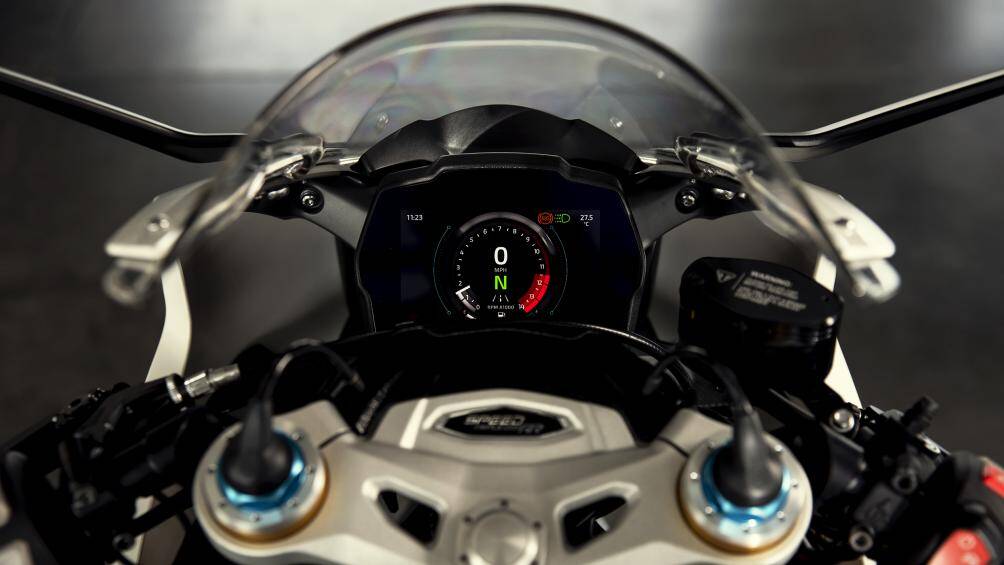 Xe sở hữu hệ thống treo bán chủ động điều chỉnh điện tử Ohlins Smart EC 2.0, phanh Brembo Stylema với phanh liên kết, xi-lanh chính Brembo MCS...