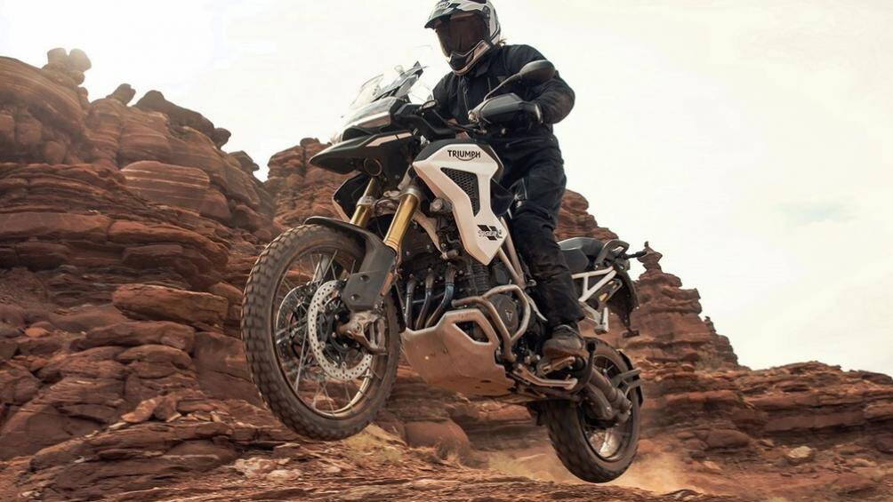 Nhẹ hơn 25 kg so với Tiger 1200 thế hệ trước, Tiger 1200 hiện tại mang động cơ ba xi-lanh thẳng hàng 1.160 cc, sản sinh công suất 150 mã lực