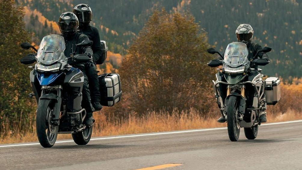 Tiger 1200 GT Pro có bánh sau 19 inch và 18 inch với bình xăng 20 L. Tiger 1200 Rally Explorer được trang bị bánh sau 21 inch và 18 inch cùng bình xăng 30 L