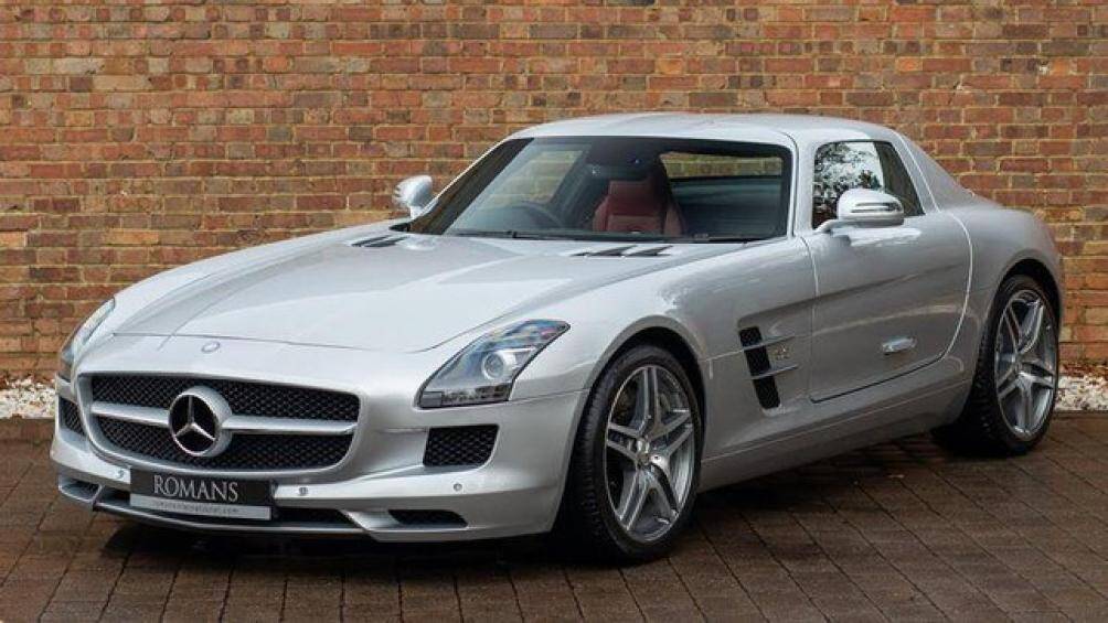 1. Mercedes-Benz SLS AMG: Ban đầu, động cơ V8 sản sinh công suất 563 mã lực và mô-men xoắn 650 Nm nhưng đã được nâng cấp lên 622 mã lực