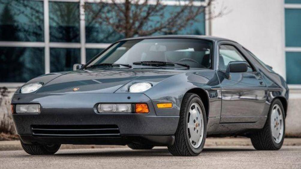 3. Porsche 928: 928 được trang bị động cơ 4,5 lít, sản sinh 240 mã lực, sau đó được nâng cấp lên 4,7 lít, 5,0 lít và cuối cùng là 5,4 lít với 345 mã lực