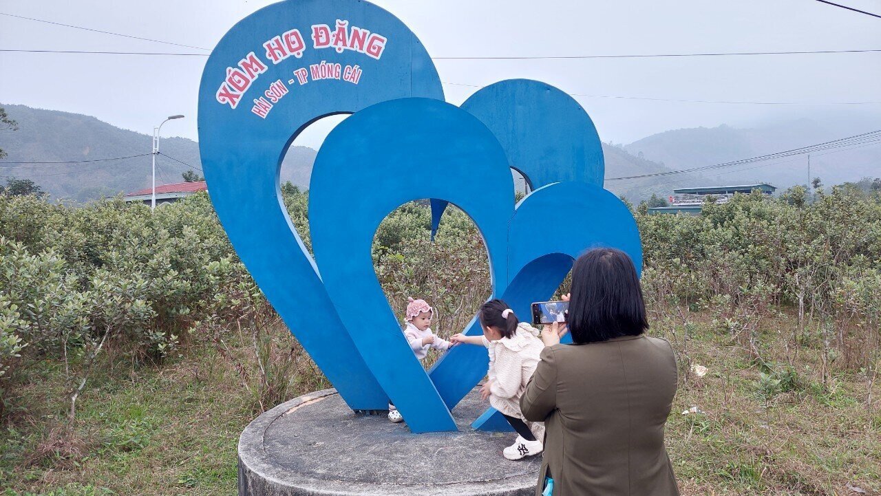 Đoàn Thanh niên xã đã vận động người dân, những người có uy tín ở thôn xóm cùng ủng hộ, tham gia mô hình làng bích hoạ, đường hoa. Một trong những mô hình tiêu biểu, nổi bật là triển khai làng bích họa tại xóm Họ Đặng ở thôn Pò Hèn.
