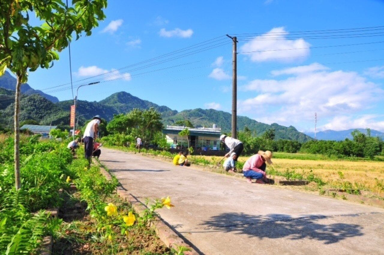 "Mới đây, cũng thông qua hình thức xã hội hóa, thôn Pò Hèn đã và đang làm những tuyến đường hoa để tạo điểm nhấn giữa “động và tĩnh”, tô điểm thêm nét đẹp cho bản làng…", chị Đào cho hay.