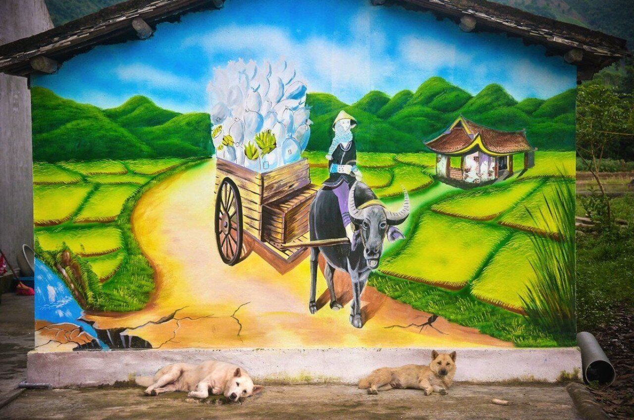 Ở nơi "thâm sơn, cùng cốc" như thung lũng Pò Hèn, những bức tranh hiện ra trên tường nhà, đường làng khiến du khách như lạc bước vào chốn thần tiên.