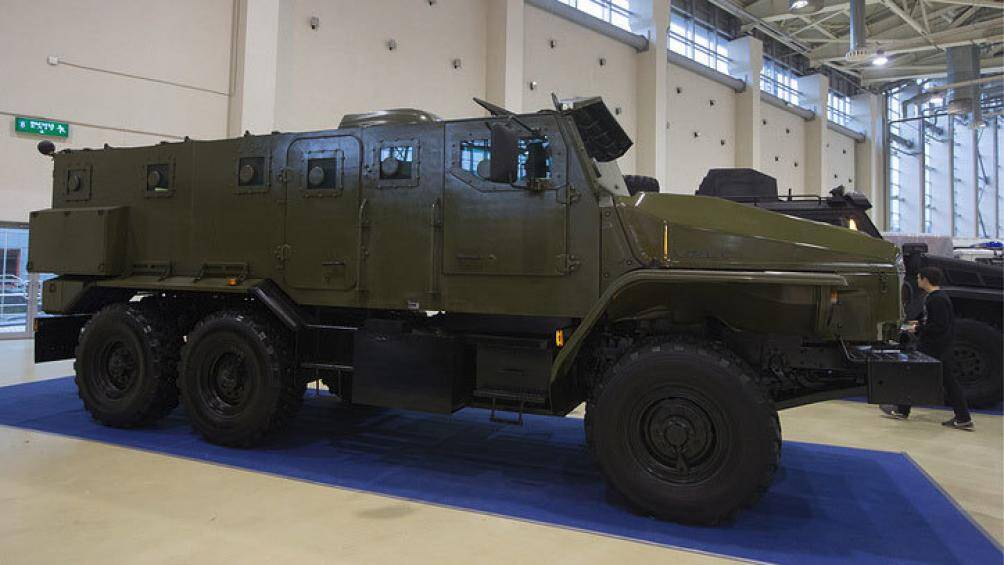 Xe bọc thép phát triển dựa trên khung xe tải Ural-4320