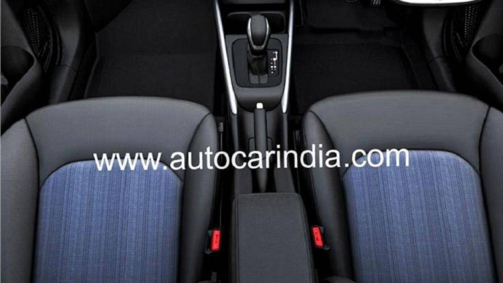 Suzuki Baleno 2022 còn được trang bị màn hình trung tâm nằm độc lập trên mặt táp-lô, bảng đồng hồ mới với màn hình đa thông tin ở giữa