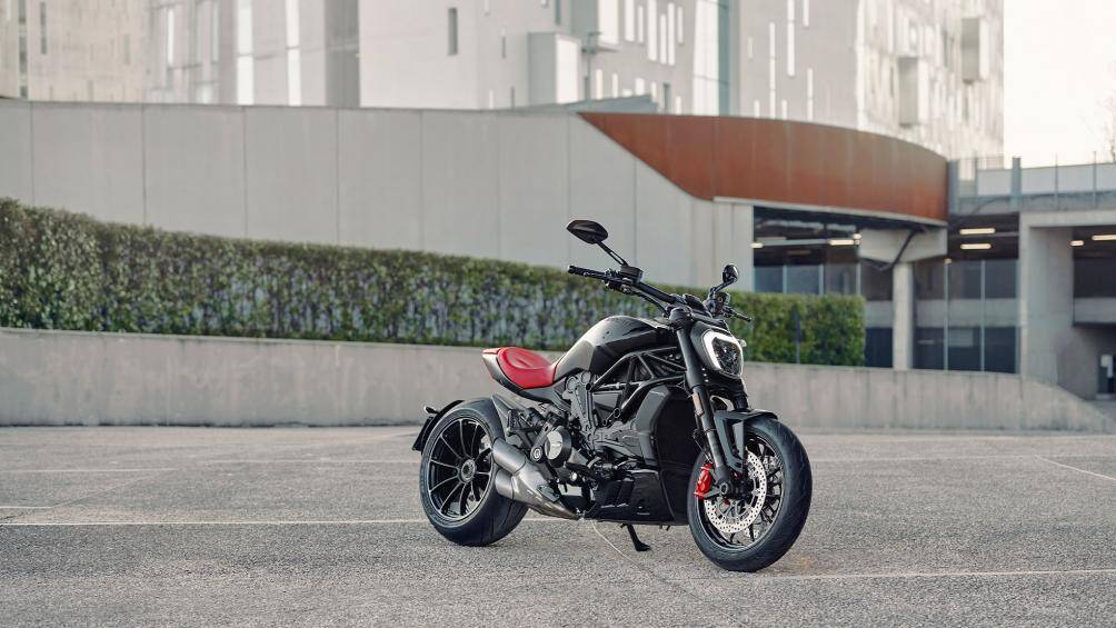 Diavel Nera là sản phẩm hợp tác giữa Ducati và nhà sản xuất đồ nội thất đương đại Poltrona Frau. Xe có màu sơn bóng và đen mờ